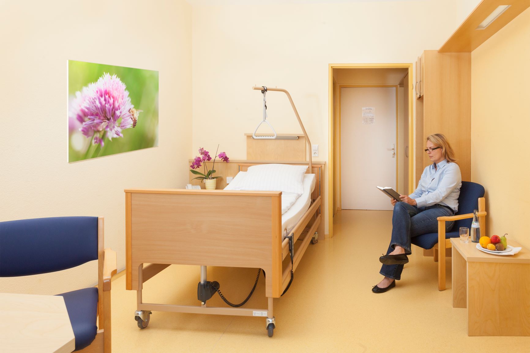 Bild 3 von Das moderne Rehazentrum Kliniken Dr. Vötisch in Bad Mergentheim
Mit großer Erfahrung behandeln wir Patienten

    mit Erkrankung der Stützorgane und Bewegungsorgane
    mit Herz-Kreislauferkrankung
    mit Stoffwechselerkrankung, Diabetes mellitus
    mit Magenerkrankung und Darmerkrankung
    mit Folgezuständen nach der Operation

Auch bei Rekonvaleszenz nach schwerer Erkrankung, Erschöpfungszuständen und  psychosomatischen Beschwerden, neurologischen und internistischen Begleiterkrankungen sind wir ein einfühlsamer und erfahrener Gesundheitsdienstleister.

Sie wohnen in funktional ausgestatteten Einzelzimmern mit Dusche, Balkon und Telefon, die auf indikationsspezifische Beeinträchtigungen angepasst sind. Auf Wunsch kann eine Begleitperson in Ihrem Zimmer aufgenommen werden. In unserer großzügig konzipierten Klinik können Sie in familiärer Atmosphäre alle Annehmlichkeiten des Hauses nutzen: Bewegungsbad, Liegewiese, Sonnenterrasse, Aufenthalts- und Leseräume und Cafeteria. Bedienen Sie sich an unserem reichhaltigen Frühstücksbuffet und genießen Sie das von unserem Küchenteam angerichtete Mittag- und Abendessen. Alle Mahlzeiten werden individuell, unter diätetischen Gesichtspunkten, zusammengestellt.

Ergänzt wird Ihr Aufenthalt bei uns durch die zahlreichen Angebote einer traditionsreichen Kurstadt mit ihren Heilquellen, Kuranlagen und Veranstaltungen im modellhaften Institut für Gesundheitsbildung.