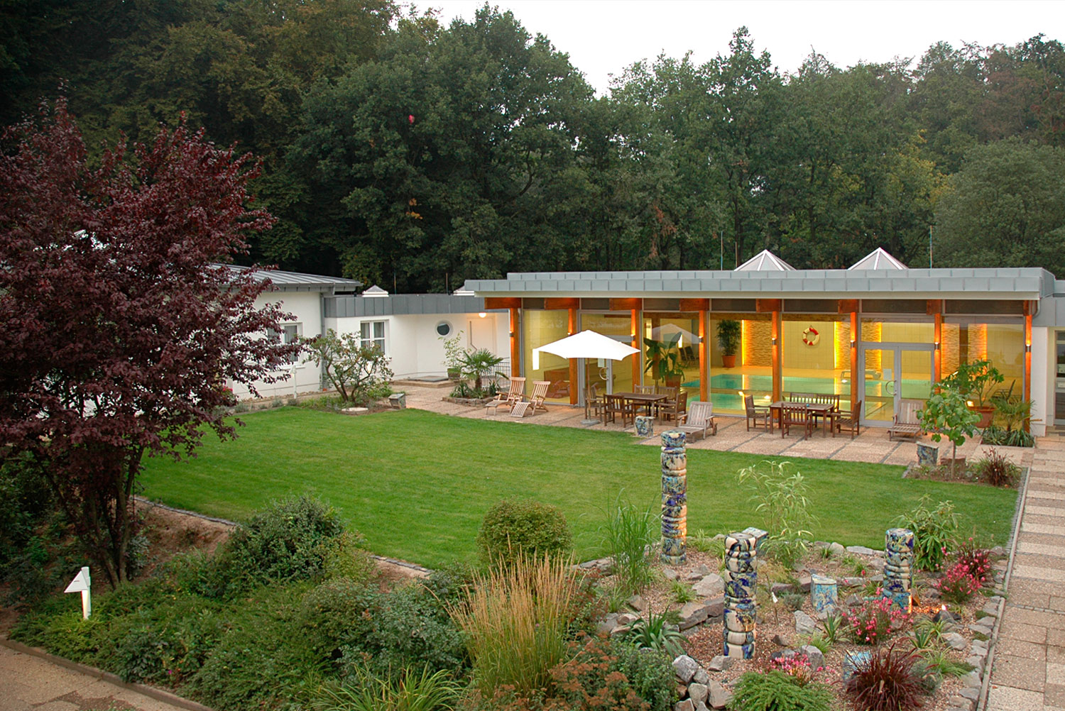 Bild 5 von Die Rehaklinik Werscherberg bietet ein umfassendes Behandlungsangebot für nahezu alle Formen von Kommunikationsstörungen bei Kindern und Jugendlichen an.

Wenn ambulante Therapieangebote nicht ausreichen oder wenn die Teilhabe an Bildung und Gesellschaft bedroht oder schon beeinflusst ist, bieten wir den Kindern, Jugendlichen und ihren Eltern ein ganzheitliches Therapieangebot.

Die verbale Kommunikation steht bei uns im Mittelpunkt. Diese gemeinsam mit Ihnen und einem multiprofessionellen Team zu verbessern, ist unser Ziel. Daran arbeiten wir gemeinsam mit dem Blick auf die Fähigkeiten und Fertigkeiten Ihres Kindes.

Neben der umfassenden medizinischen und therapeutischen Versorgung trägt auch die gemeinsame Unterbringung in unseren Wohnhäusern, der Austausch, die Interaktionen und die damit einhergehende Kommunikationsförderung einen wichtigen Teil zum Gesamterfolg der Rehabilitation bei. Das am Waldrand gelegene Klinikgelände ist weitläufig und bietet vielfältige Möglichkeiten. Die 29 Wohnhäuser sind im Bungalow-Stil erbaut und heben sich somit deutlich von der Unterbringung in Großkliniken ab.

Die Rehabilitationsklinik Werscherberg besteht seit Oktober 1991. In den Jahren ihres Bestehens konnte die Klinik von anfangs 24 Betten auf inzwischen insgesamt 166 Behandlungsplätze erweitert werden.



