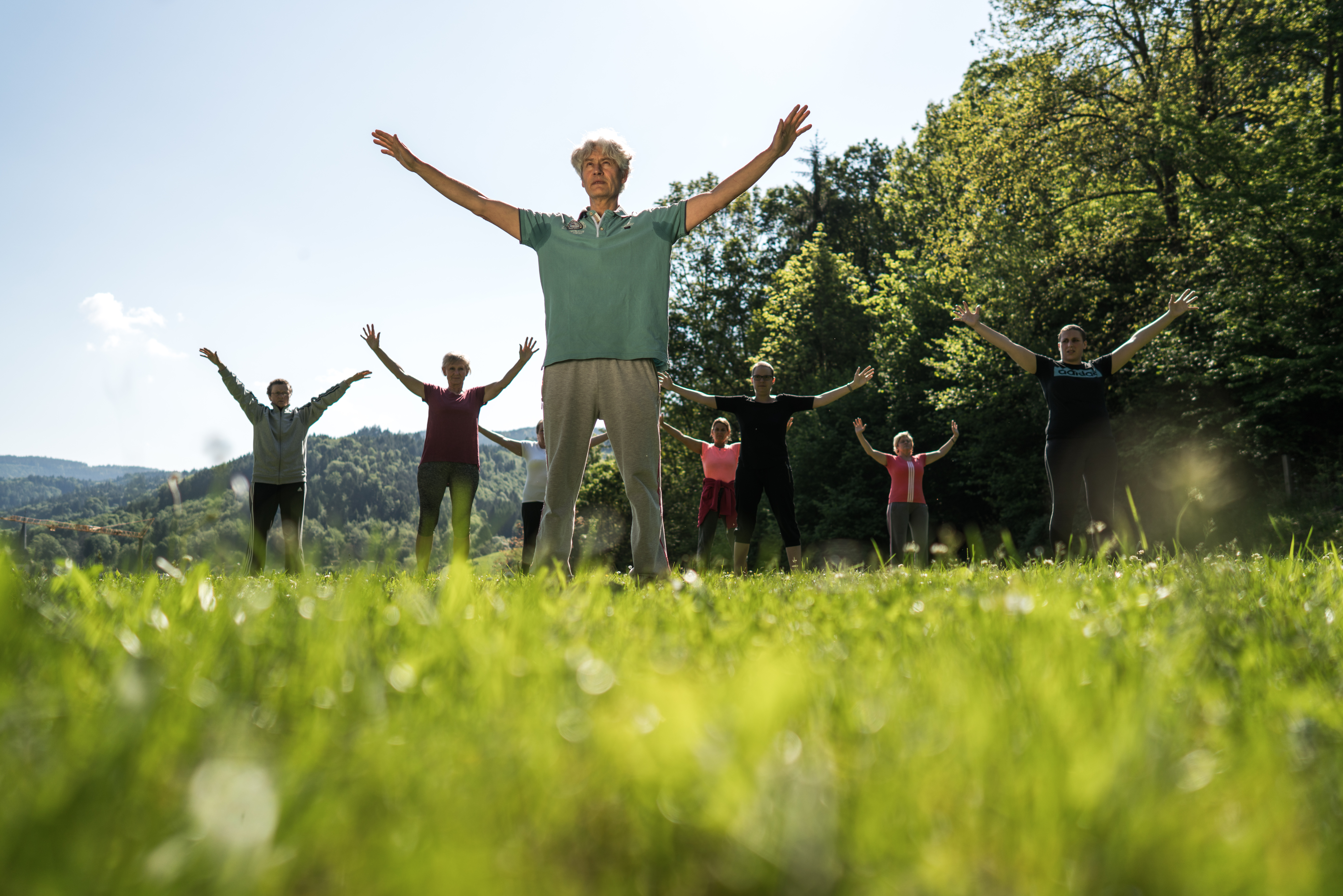 Bild 3 von Ihre Gesundheit – unser Ziel!

Die Leitidee der Winkelwaldklinik „Ihre Gesundheit – unser Ziel!“ haben wir sehr bewusst gewählt und entsprechend sorgfältig pflegen alle Teammitglieder die Klinikphilosophie ganz in Ihrem Sinn.

Ihre Gesundheit wird von vielen Facetten geprägt – und deshalb entwickeln wir gemeinsam mit Ihnen für Ihre Rehabilitation verschiedene Erfolgsfaktoren. Ein zentrales Qualitätsmerkmal ist Ihre medizinische Behandlung durch unsere Fachärzte, Ärzte und das Pflegepersonal, die von Vertrauen und Menschlichkeit geprägt wird. Die Kultur der Wertschätzung und Herzlichkeit zieht sich bei uns wie ein roter Faden durch alle Bereiche. Zu unseren speziell auf Sie abgestimmten Heilmethoden mit den Schwerpunkten Onkologie und Geriatrie zählen auch psychoonkologische Aspekte.

Als familiengeführte Klinik legen wir zudem größten Wert auf viele ganz persönliche Gesichtspunkte. Begleitpersonen sind bei uns willkommen, begleitende Kinder werden in unserem Kinderhaus ganztägig von Erzieherinnen betreut. Eine Besonderheit ist auch unser Gästehaus für die Unterbringung von Patienten mit einem Haustier.

Ihren Weg zurück ins aktive Leben unterstützen wir zudem mit einem sehr großzügigen Sportangebot und der Beratungsmöglichkeit durch eine Sportwissenschaftlerin: Schwimmbad und Gymnastikhalle – Tai Chi, Yoga, Nordic Walking und vieles andere mehr tragen wie auch das sehr gute und abwechslungsreiche Essen unserer Küche sowie die komfortabel eingerichteten Zimmer wesentlich zur überdurchschnittlichen Verbesserung Ihrer Gesundheit bei.