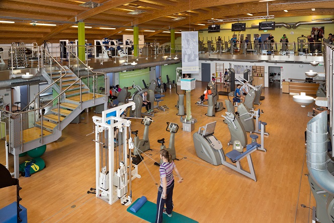 Bild 2 von Das Angebot in unserem Gesundheitszentrum umfasst ambulante Reha, Physiotherapie, Ergo- und Logopädie sowie Med. Trainingstherapie. Im Mittelpunkt stehen zwei Kernaufgaben: Der speziell für Sie entwickelte und erarbeitete Therapieplan und die ebenso individuellen Therapieziele. In einem angenehmen Ambiente mit moderner Einrichtung und neuesten Therapiegeräten behandeln wir Ihre Diagnosen damit sie möglichst schnell wieder vollen Einsatz im Privat- und Berufsleben geben können. Sie erlernen auch Übungen, die Sie im Alltag umsetzen und anwenden können.
Wir freuen uns auf Sie!