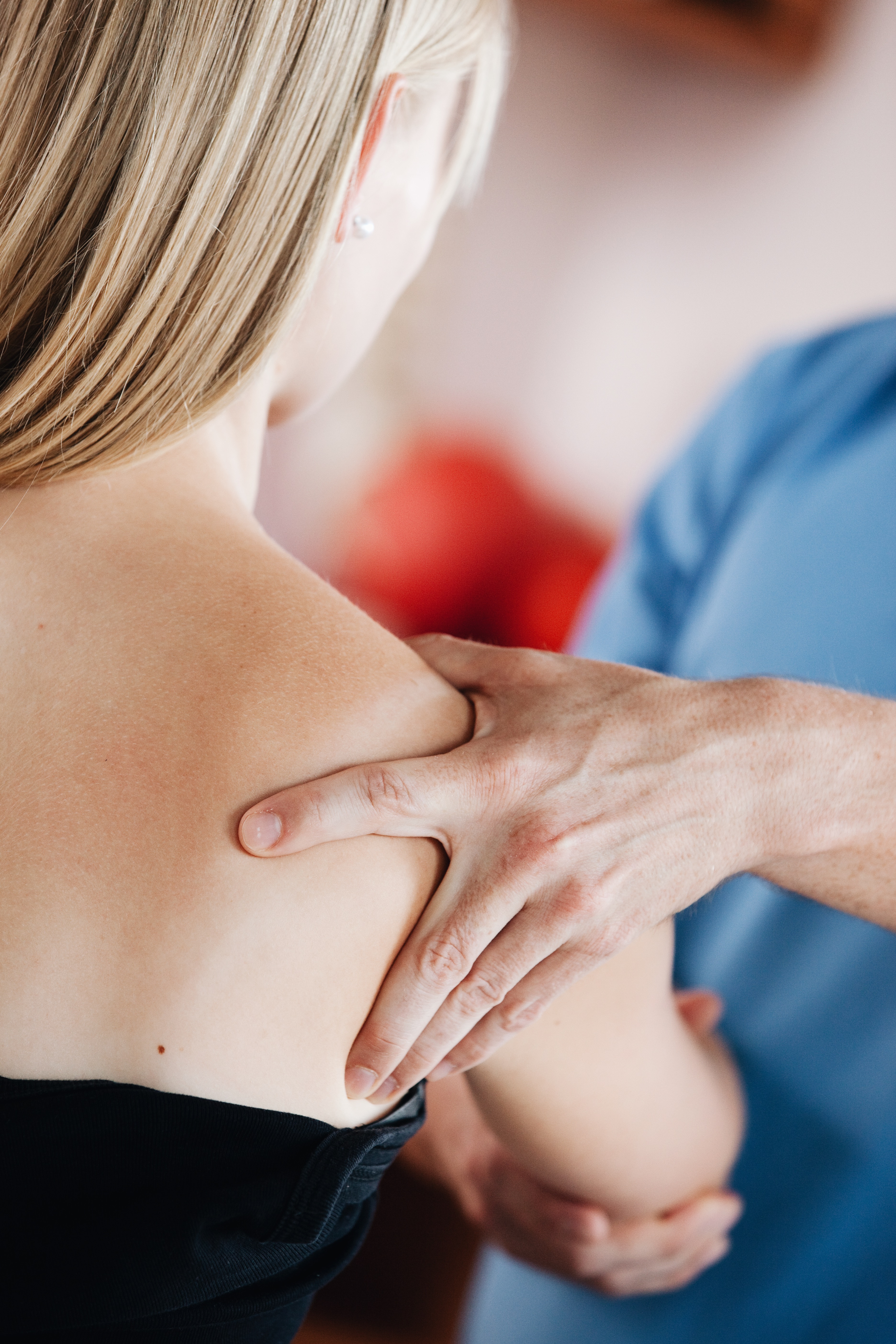 Bild 3 von Das Angebot in unserem Gesundheitszentrum umfasst ambulante Reha, Physiotherapie, Ergo- und Logopädie sowie Med. Trainingstherapie. Im Mittelpunkt stehen zwei Kernaufgaben: Der speziell für Sie entwickelte und erarbeitete Therapieplan und die ebenso individuellen Therapieziele. In einem angenehmen Ambiente mit moderner Einrichtung und neuesten Therapiegeräten behandeln wir Ihre Diagnosen damit sie möglichst schnell wieder vollen Einsatz im Privat- und Berufsleben geben können. Sie erlernen auch Übungen, die Sie im Alltag umsetzen und anwenden können.
Wir freuen uns auf Sie!