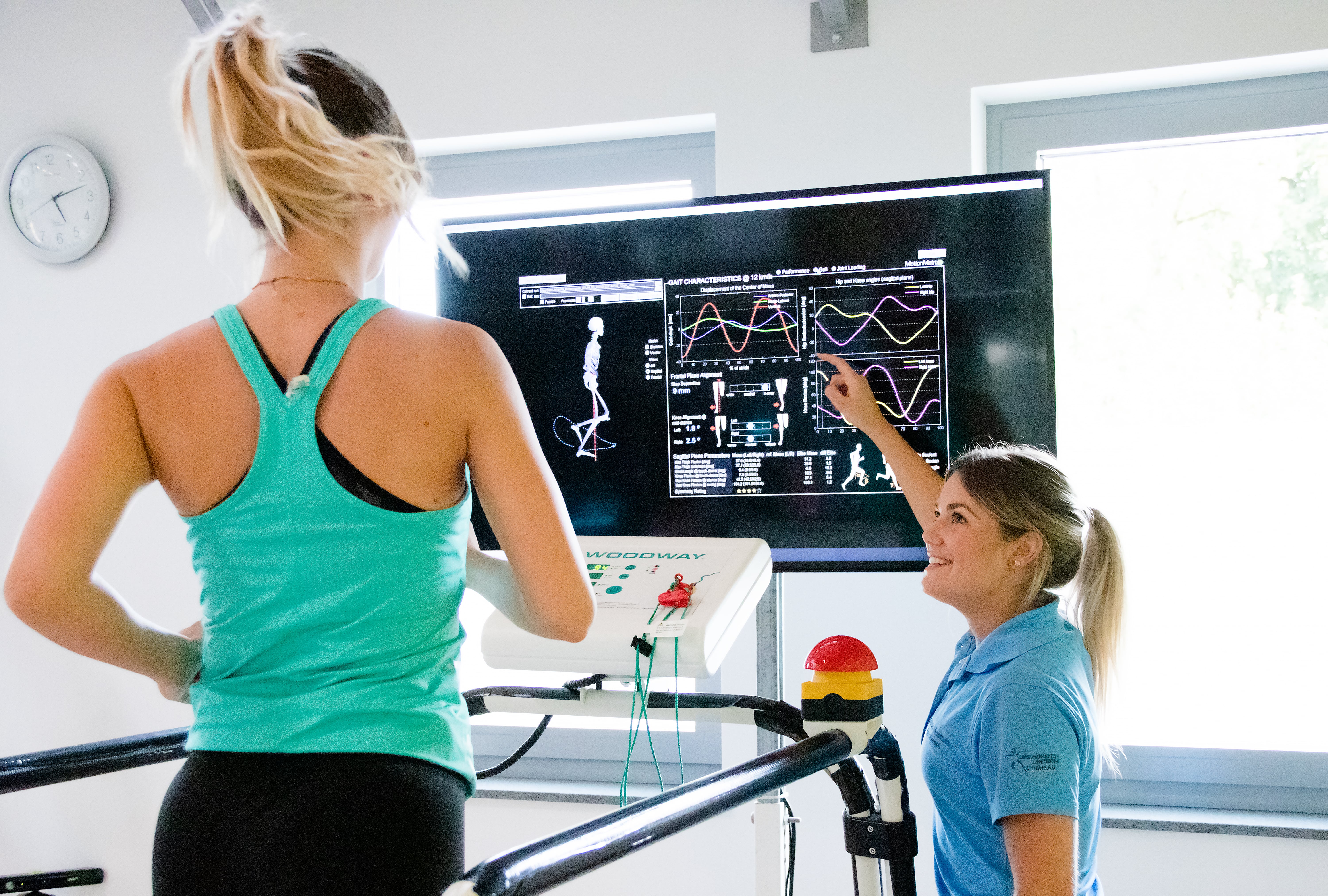 Bild 4 von Das Angebot in unserem Gesundheitszentrum umfasst ambulante Reha, Physiotherapie, Ergo- und Logopädie sowie Med. Trainingstherapie. Im Mittelpunkt stehen zwei Kernaufgaben: Der speziell für Sie entwickelte und erarbeitete Therapieplan und die ebenso individuellen Therapieziele. In einem angenehmen Ambiente mit moderner Einrichtung und neuesten Therapiegeräten behandeln wir Ihre Diagnosen damit sie möglichst schnell wieder vollen Einsatz im Privat- und Berufsleben geben können. Sie erlernen auch Übungen, die Sie im Alltag umsetzen und anwenden können.
Wir freuen uns auf Sie!