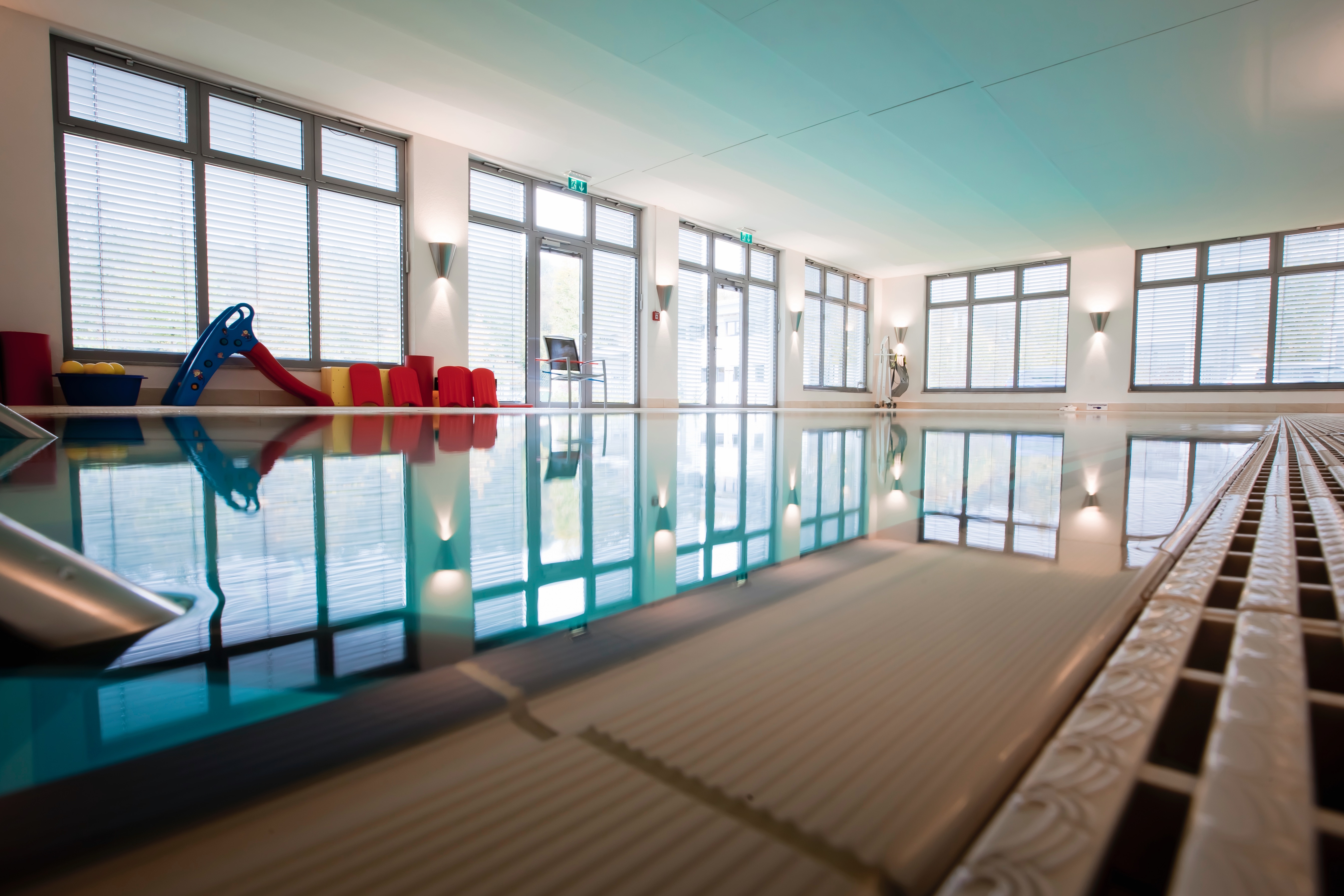 Bild 5 von Das Angebot in unserem Gesundheitszentrum umfasst ambulante Reha, Physiotherapie, Ergo- und Logopädie sowie Med. Trainingstherapie. Im Mittelpunkt stehen zwei Kernaufgaben: Der speziell für Sie entwickelte und erarbeitete Therapieplan und die ebenso individuellen Therapieziele. In einem angenehmen Ambiente mit moderner Einrichtung und neuesten Therapiegeräten behandeln wir Ihre Diagnosen damit sie möglichst schnell wieder vollen Einsatz im Privat- und Berufsleben geben können. Sie erlernen auch Übungen, die Sie im Alltag umsetzen und anwenden können.
Wir freuen uns auf Sie!